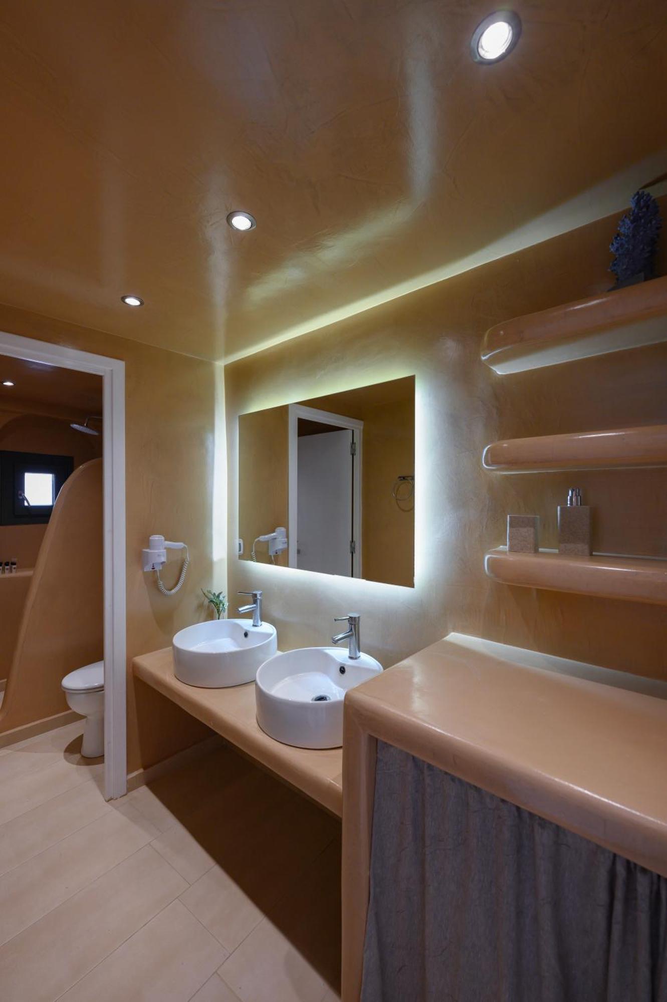 Elements Cave Suites Мегалохори Номер фото